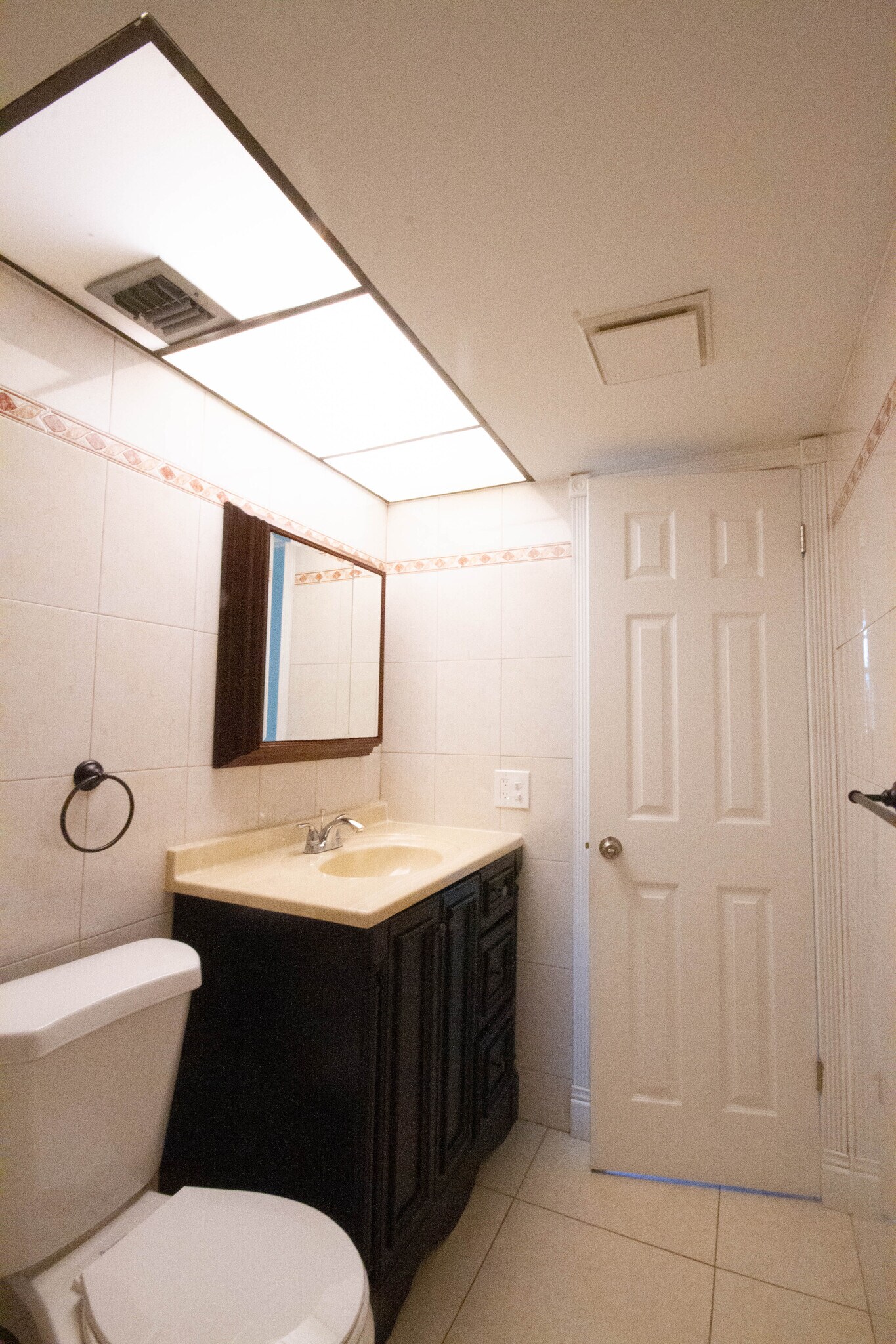 En suite - 3000 NW 48th Ter