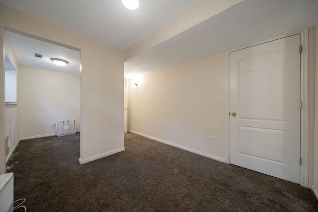 Building Photo - Spacious Sandy Rambler w 2 car attached