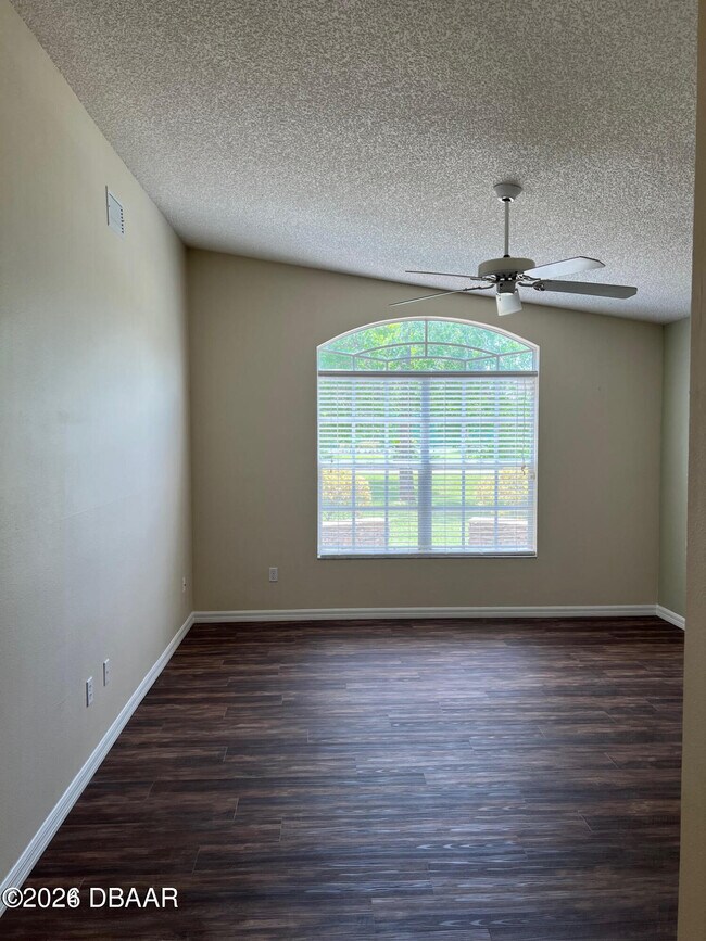 Building Photo - 4 Lonetree Look