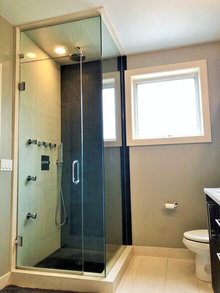 Spacious master suite - 825 N Hudson Ave