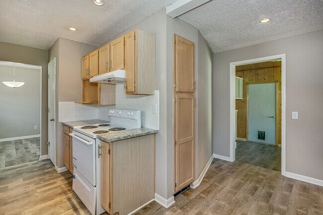 Building Photo - 545 Riverview Ave