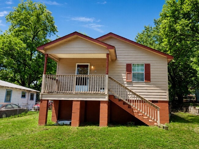 Building Photo - Move-in Special: Receive a $300 gas card with approved application and signed lease.-3 Bedroom 2 ...