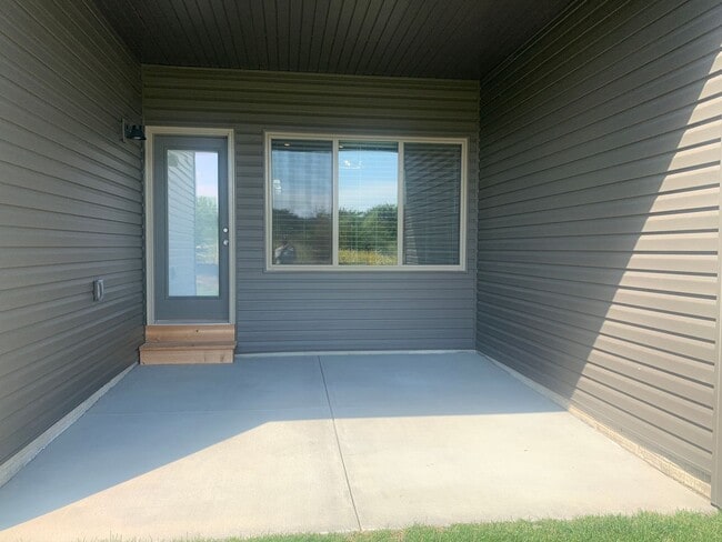 Building Photo - Brand new beautiful 3bed/3bath townhome