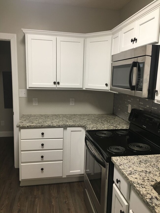 Building Photo - Three Bedroom Two Bath Home in the up and Coming Town of Hurricane