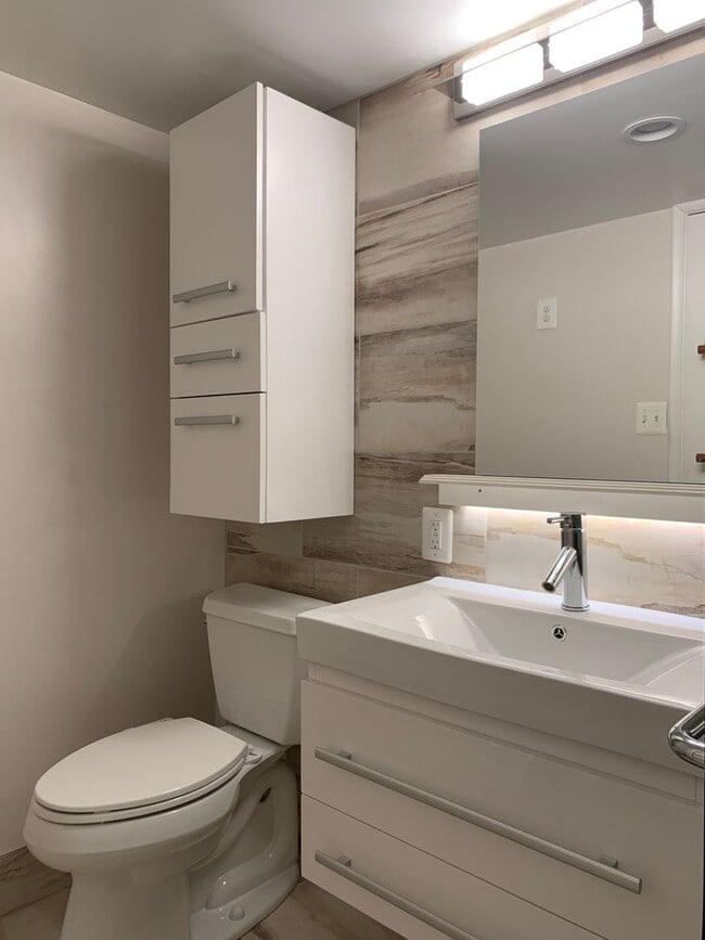 Building Photo - Sunny Studio in Downtown Rockville - ALL U...