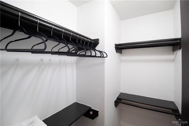 Building Photo - 18 W Daffodil Ave