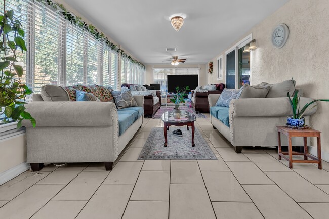 Building Photo - 11322 Oakwood Dr