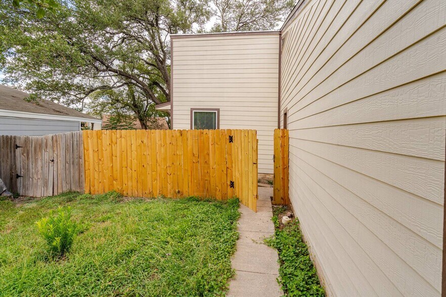 Building Photo - 6307 Okner Ln