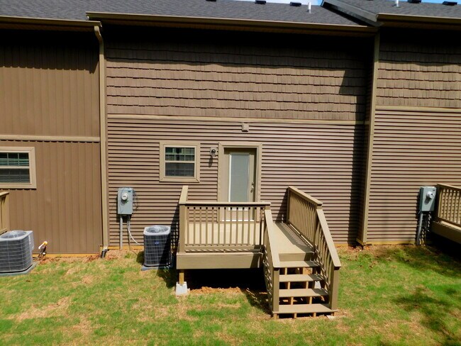 Building Photo - Charming 2-Bedroom Townhouse Retreat with 2.5 Baths in Fayetteville’s Rolling Woods - 1252 Sq Ft ...