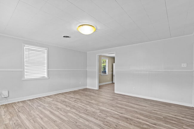 Building Photo - 404 Pine St