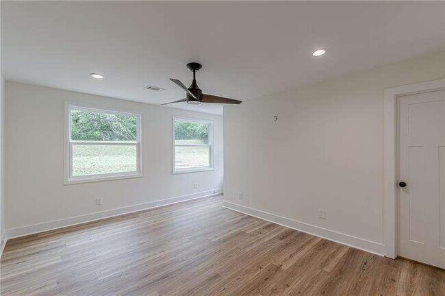 Building Photo - 525 Rosemont Dr