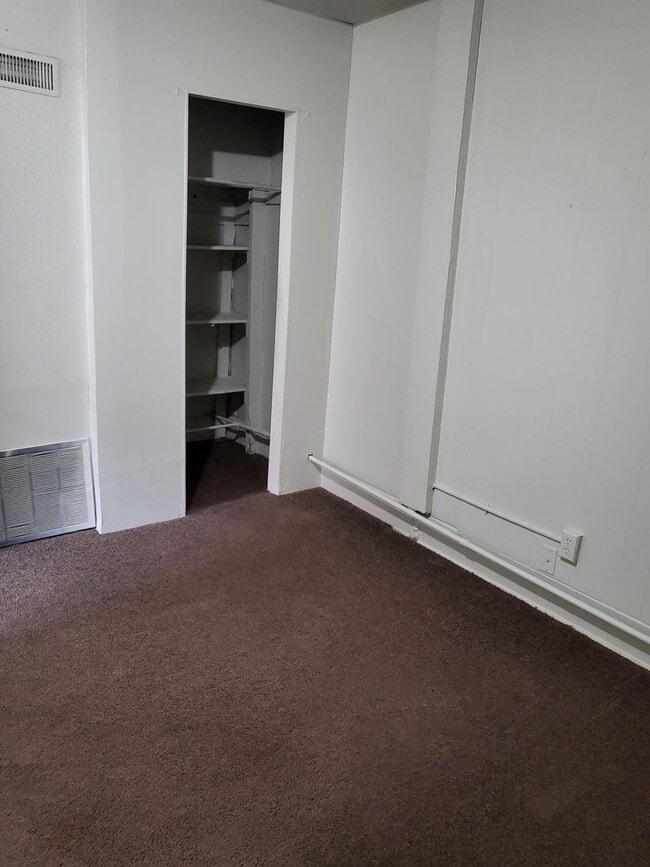 Building Photo - Flow through house with washer dryer hook up and off street parking