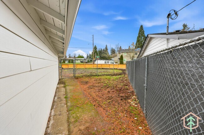 Building Photo - 2004 SE 143rd Ave