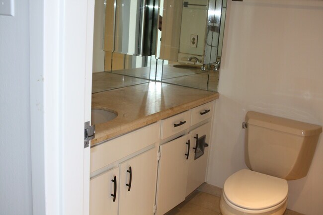 Building Photo - 4316 Marina City Dr