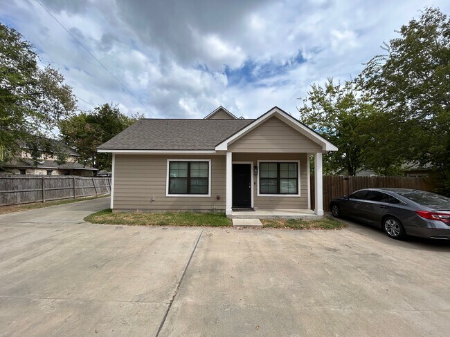 Primary Photo - 700 Highlands St