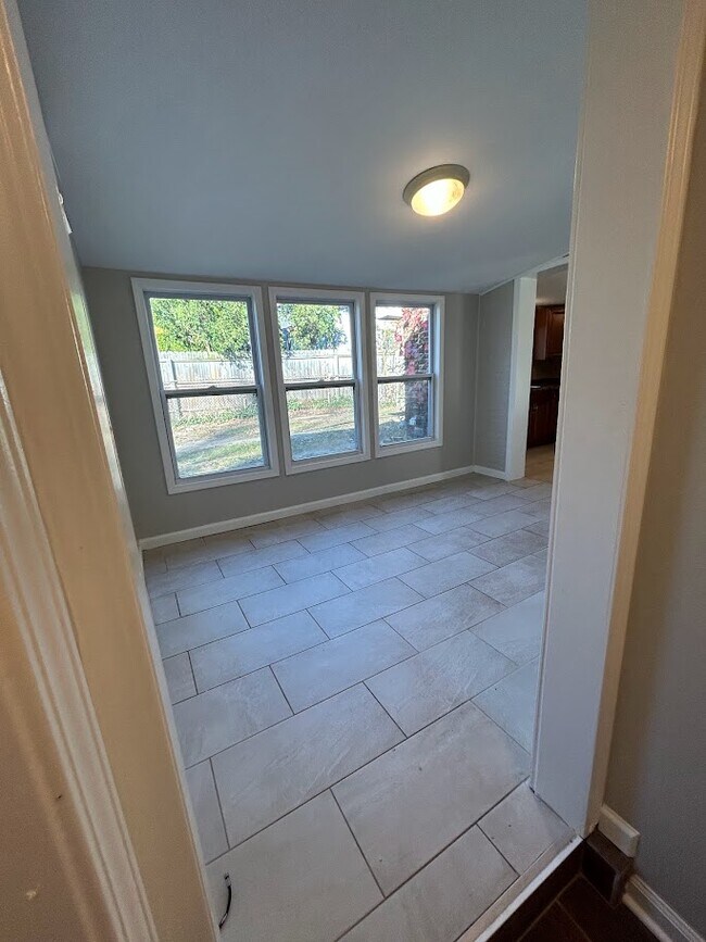 Building Photo - 15931 Deering St