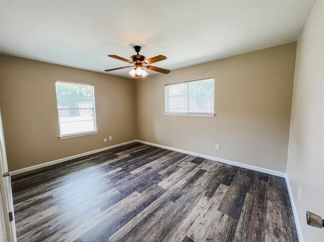 Building Photo - 724 Gubert Ln