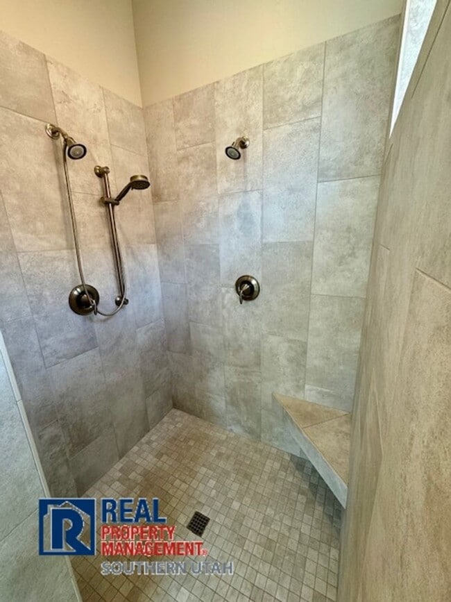 Building Photo - 4 Bedroom home on elevated Bloomington lot...