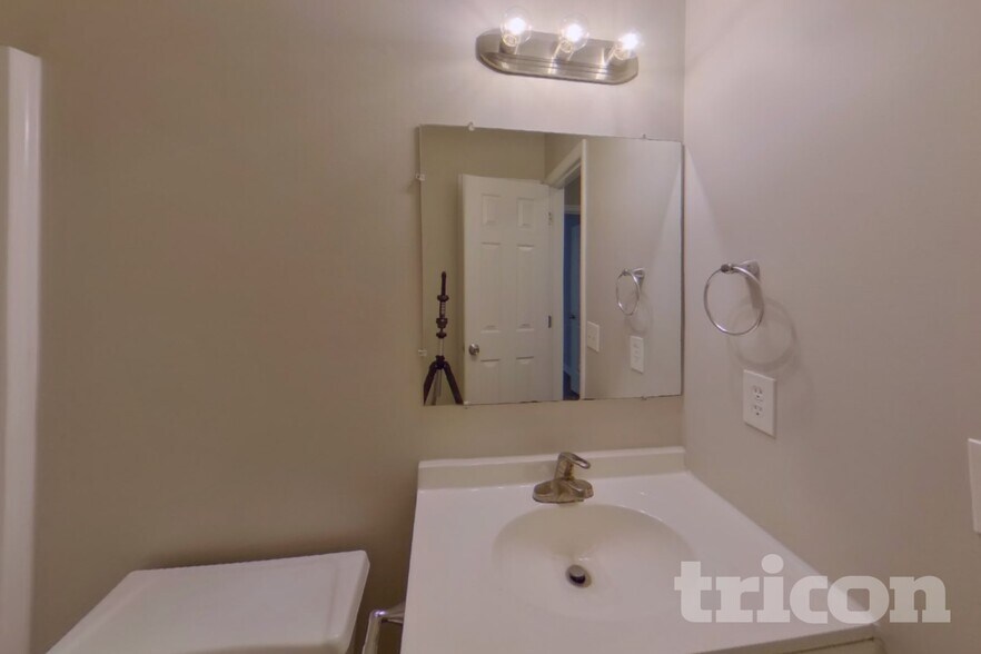 Building Photo - 216 Netherland Dr
