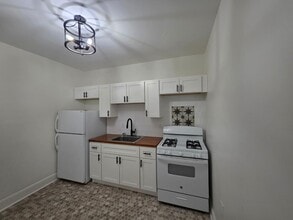 Building Photo - 124 Dawes Ave