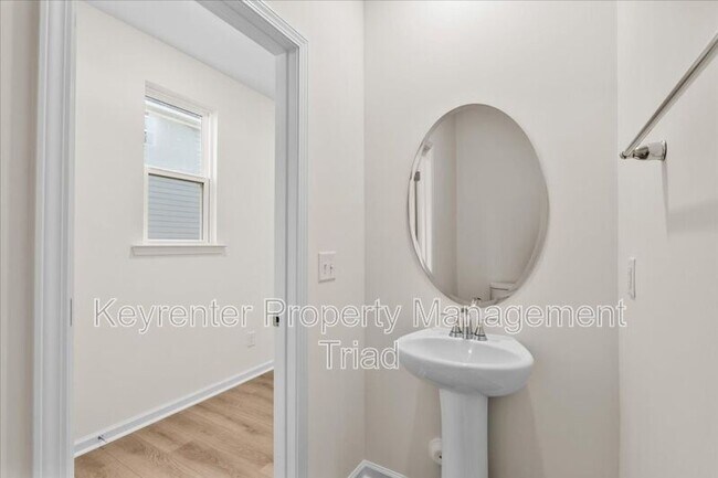 Building Photo - 174 Parker Ln