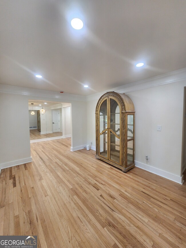 Building Photo - 302 Kelso Dr SW