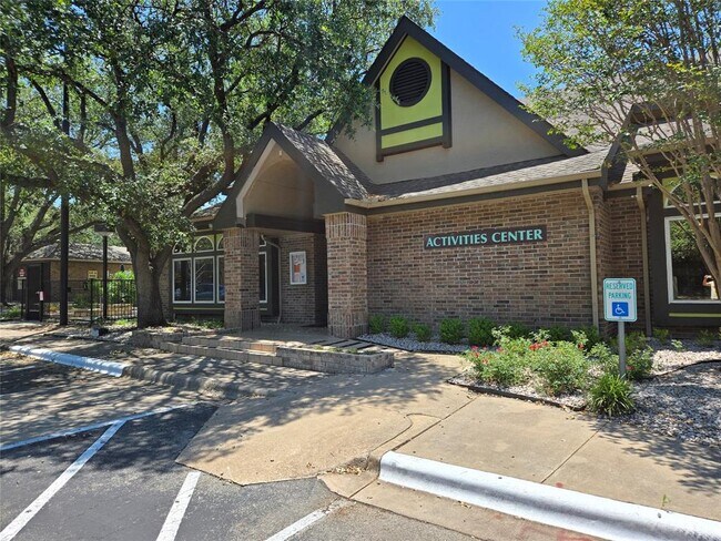 Building Photo - 7685 Northcross Dr
