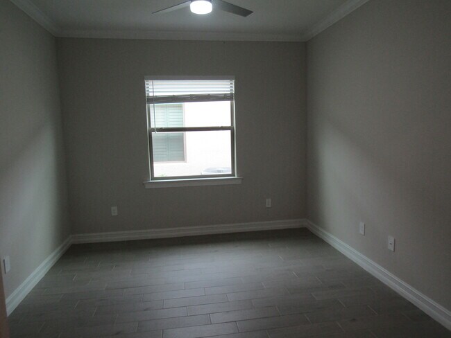 Building Photo - 608 Maraviya Blvd