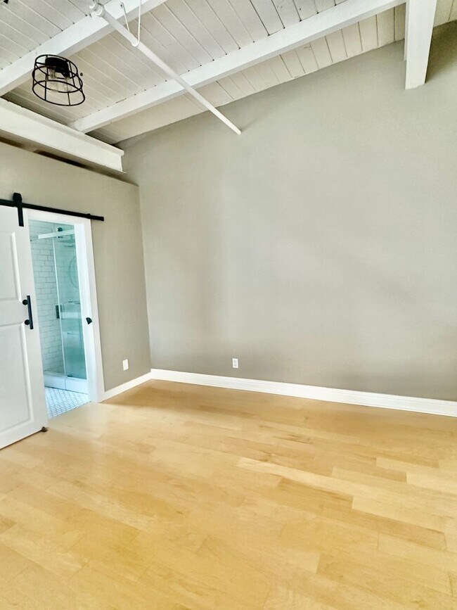 Building Photo - Industrial Chic 3bed/3bath loft style cond...