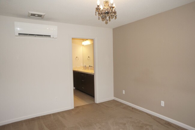 Building Photo - NE Portland 3-bedroom 2.5-bathroom NW Cont...