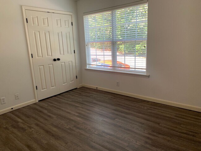 Building Photo - Germantown 2 bedroom, 1 1/2 bath in Brent Park Condos