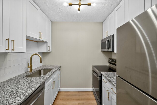 2x1 Renovated Kitchen - Mariemont Woods