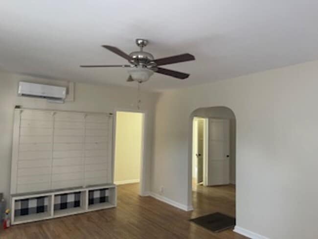 Building Photo - Beautiful 2 Bd house in Ontario