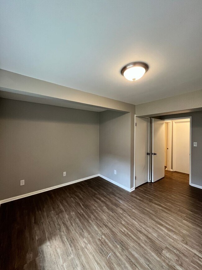 Building Photo - Stunning / Extra Large 1-Bedroom! Faux Hardwood Floors, Washer & Dryer, Stainless Appliances & Pe...