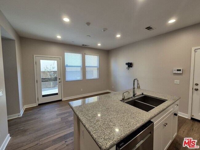 Building Photo - 383 Silk Tree Ave