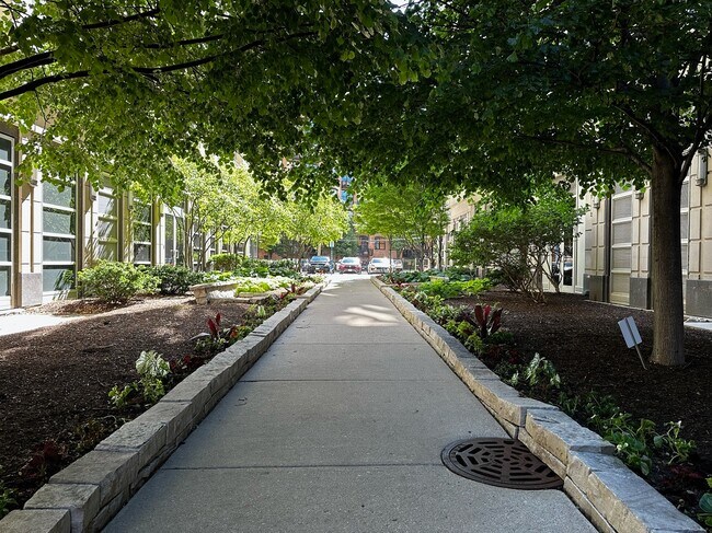 Building Photo - 720 N Larrabee St