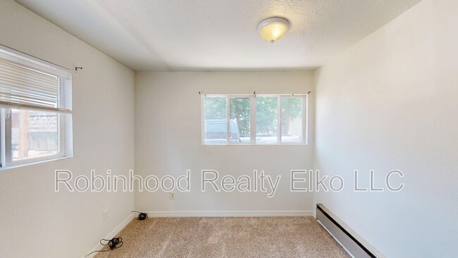 Building Photo - 741 Elm St