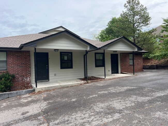 Building Photo - 608 E Rolling Hills Dr