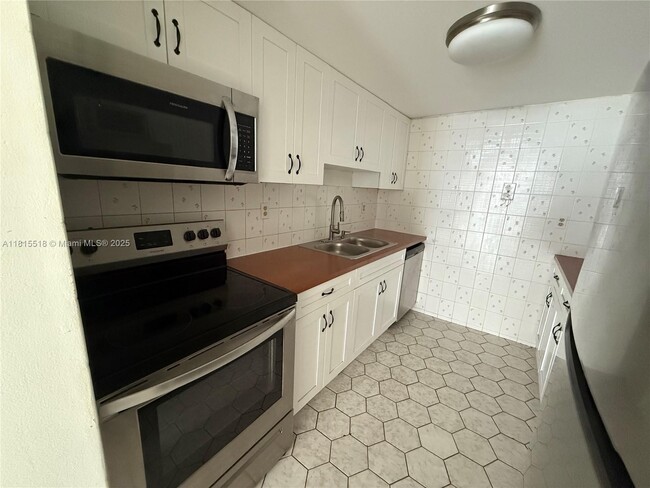 Building Photo - 750 NW 43rd Ave