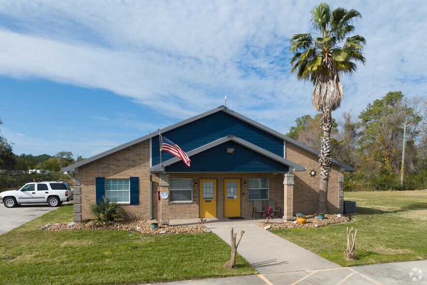 Primary Photo - Thomas Manor Apartments