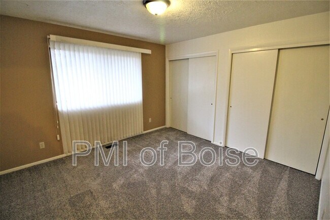 Building Photo - 7201 W Amity Rd