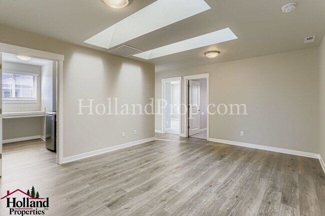 Building Photo - Beautiful 3-Bed Townhouse Near Downtown Hi...