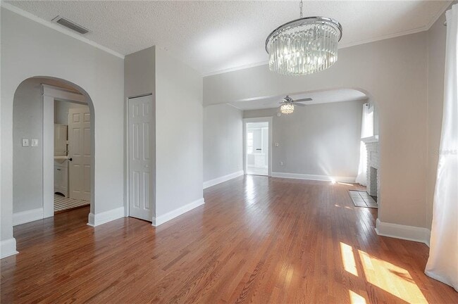 Building Photo - 302 W Hilda St