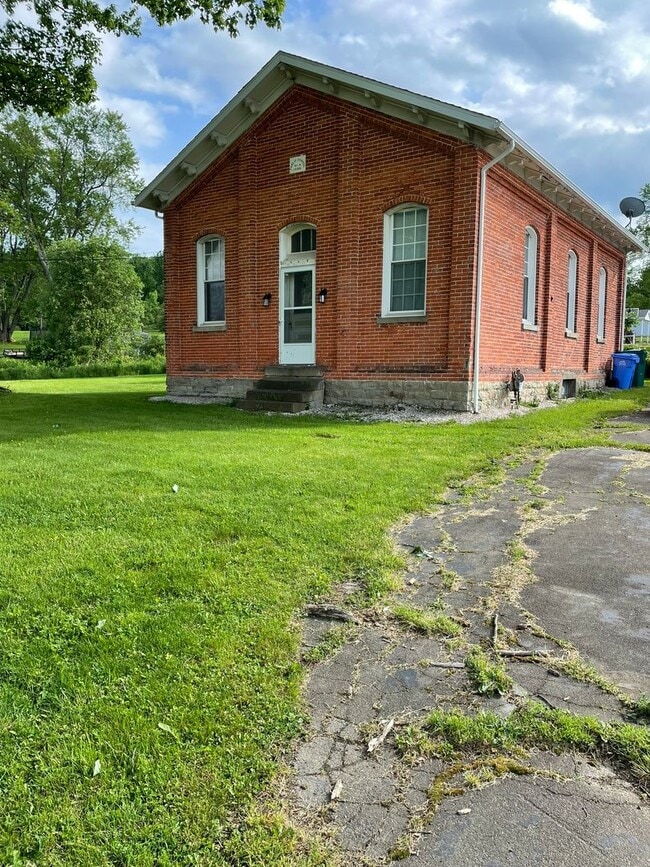 Building Photo - Single Family Home 2 Bedrooms 1 Bath with ...