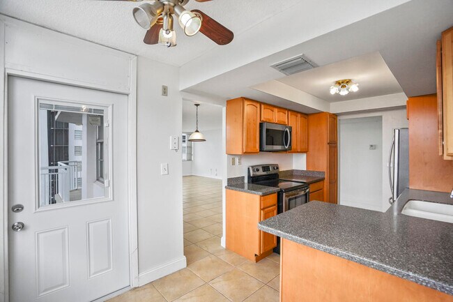 Building Photo - 18051 Biscayne Blvd