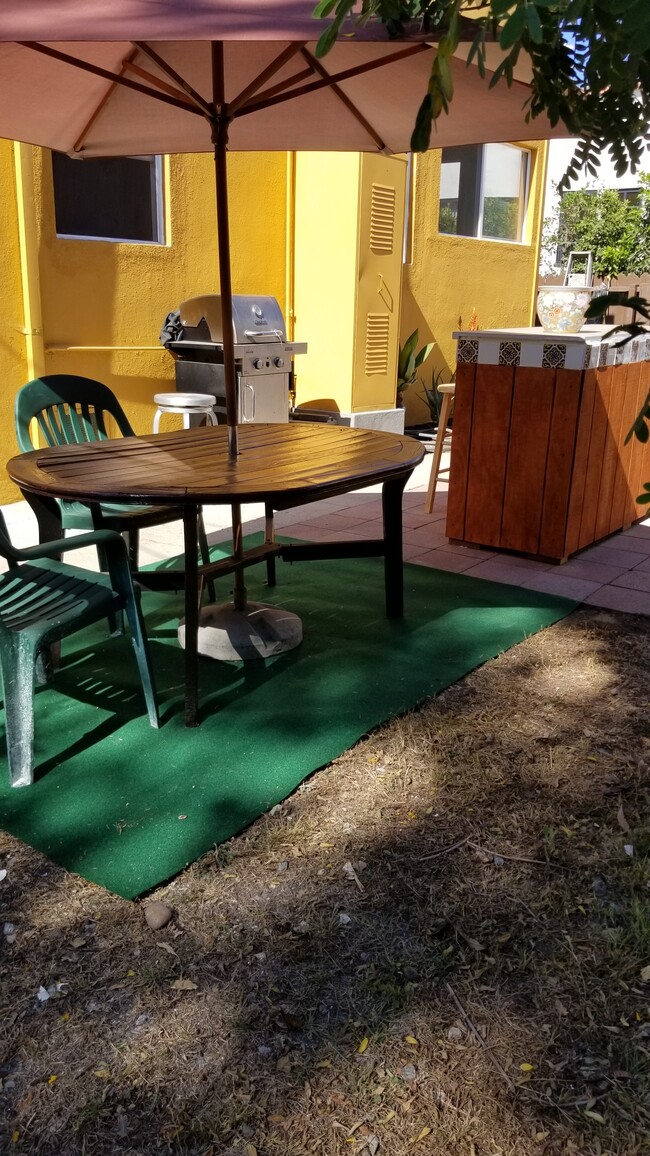 entertainment area with gas BBQ - 5428 Edgewood Pl