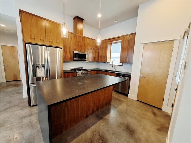 Building Photo - 607 Peacock Ln