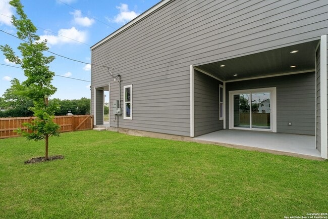 Building Photo - 420 Dreiss St