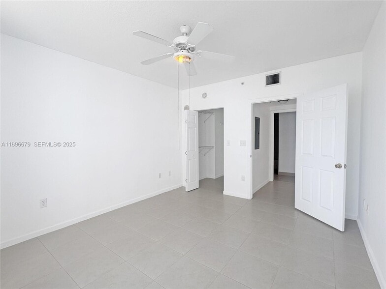 Building Photo - 2000 N Bayshore Dr