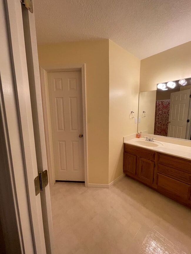 Building Photo - Maryville 37801 - 2 bedroom, 2 bath condo with a 1-car garage & sunroom - Call Tom Parry (865) 60...